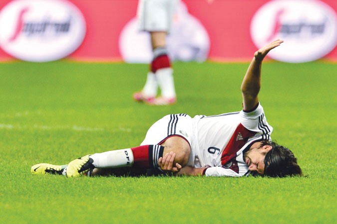 لاعب المانيا سامي خضيرة لحظة اصابته خلال لقاء ايطاليا الودي افپ
