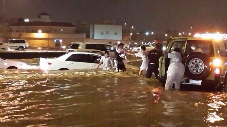 بالفيديو والصور.. السيول تضرب العاصمة السعودية وطيران الأمن يشارك في إنقاذ المحتجزين بالسويدي والعمارية