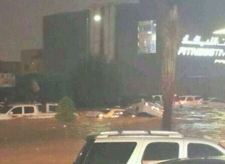 بالفيديو والصور.. السيول تضرب العاصمة السعودية وطيران الأمن يشارك في إنقاذ المحتجزين بالسويدي والعمارية