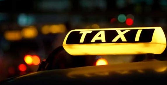سائقة سيارة أجرة تقترب من عامها التسعين .. وترفض التقاعد
