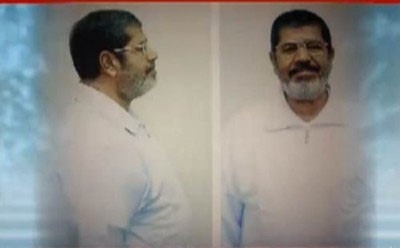 بالفيديو.. مرسي يظهر بملابس السجن البيضاء واديب ساخراً ... يا حلوة يا بلحة يا مأمعة !