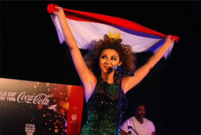 بالصور.. مَن أَفسد شعر ميريام فارس تحت سفح الهرم؟