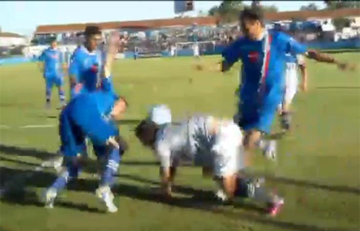 بالفيديو.. مدافع يرد بـ «وحشية».. على «كوبري»!