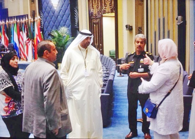 الشيخ محمد العبدالله خلال زيارته للعيادات الطبية في قصر بيان