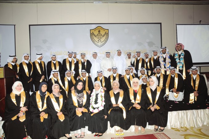 دعبدالكريم الكندري ودمشعل حيات ودصالح ياسين يتوسطون الخريجين والخريجات 	انور الكندري﻿