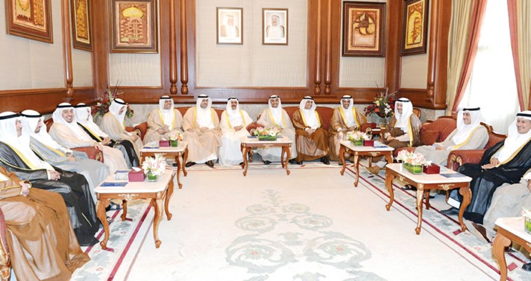 سمو رئيس الوزراء الشيخ جابر المبارك مستقبلا مهلهل الخالد واعضاء المجلس البلدي بحضور مسالم الاذينة