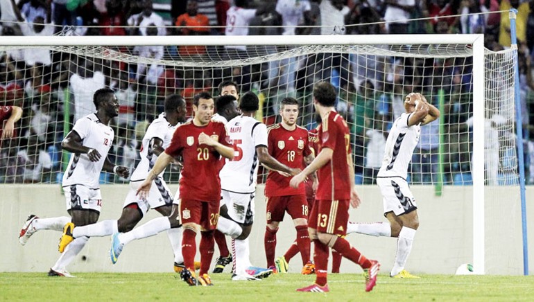 جيمي برموديز يحتفل بهدف غينيا في مرمى اسبانيا افپ
