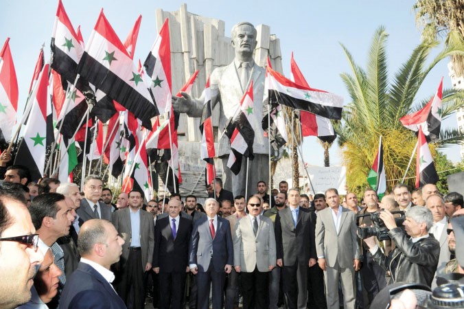 مسؤولون سوريون يحتفلون بذكرى 43 عاما على قيام الرئيس السابق حافظ الاسد بالحركة التصحيحية رويترز