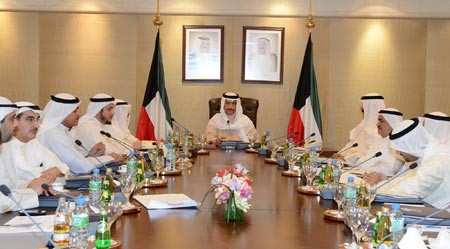 سمو رئيس الوزراء الشيخ جابر المبارك مترئسا جلسة امس