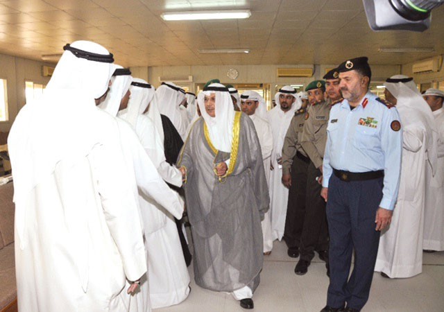 الشيخ خالد الجراح يقدم واجب العزاء لذوي الشهيد ﻿