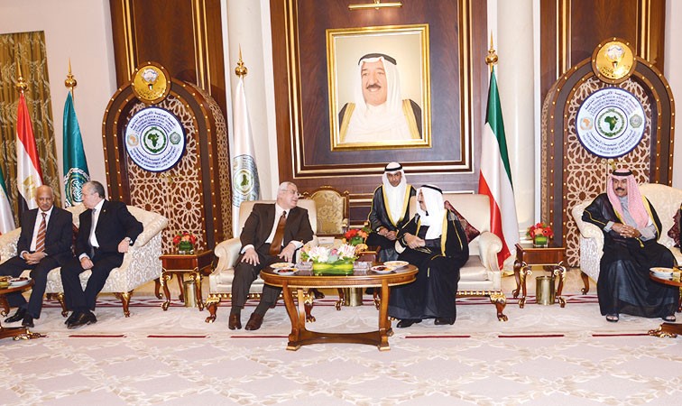 صاحب السمو الامير الشيخ صباح الاحمد مستقبلا الرئيس المصري المؤقت المستشار عدلي منصور
بحضور سمو ولي العهد الشيخ نواف الاحمد