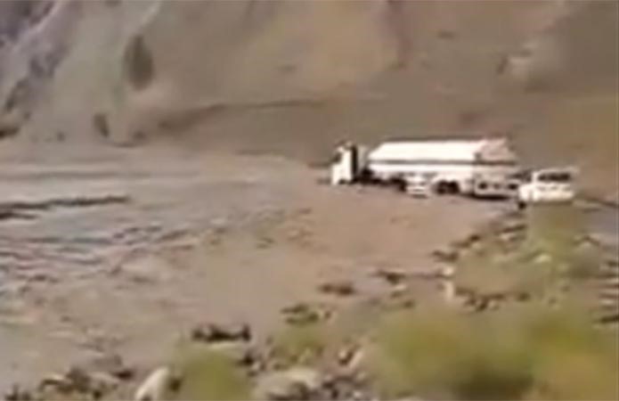 بالفيديو.. سيول عمان تجرف شاحنة متهورة وسائقها !