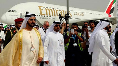 حاكم دبي: لا يمكن العمل بمطار واحد بوجود كل هذه الطائرات