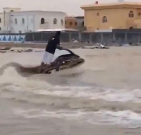 بالفيديو.. اماراتي يقود جيت سكي في شوارع عجمان !
