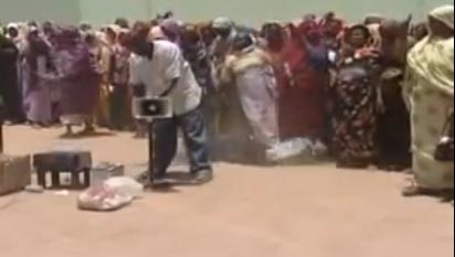 بالفيديو... عملية فك سحر جماعية في ملعب كبير بالسودان شاهد البكاء والصراخ والعويل!