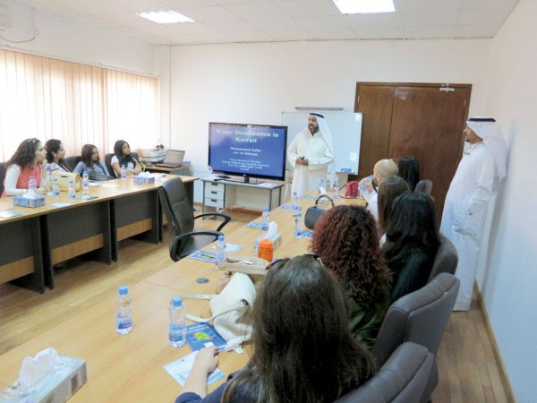 الطلاب يستمعون الى شرح لالية مصنع كاظمة ﻿