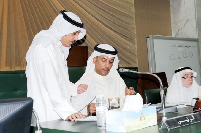 مهلهل الخالد خلال ترؤسه الجلسة وحديث مع نايف السور
