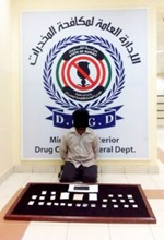 المتهم وامامه المضبوطات﻿