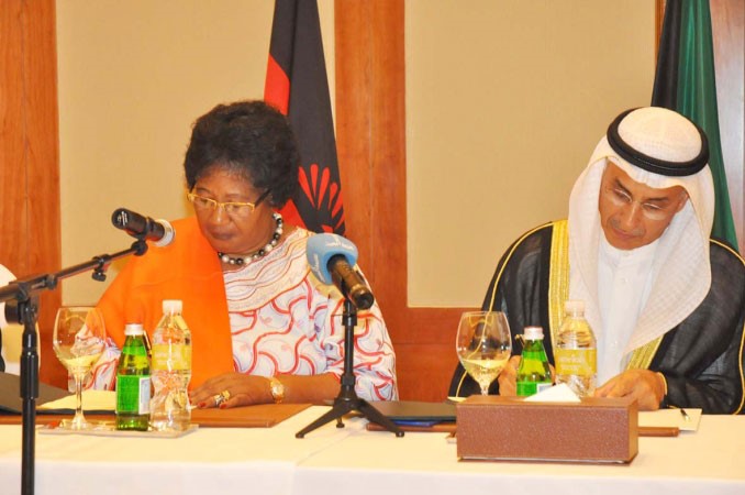 رئيسة جمهورية مالاوي دجويس باندا ودعبدالرحمن المحيلان يوقعان الاتفاقية﻿