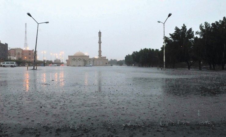  ومسجد السعيد بعد ساعتين من هطول الامطار الكثيفة التي تسببت في ظلام دامس﻿