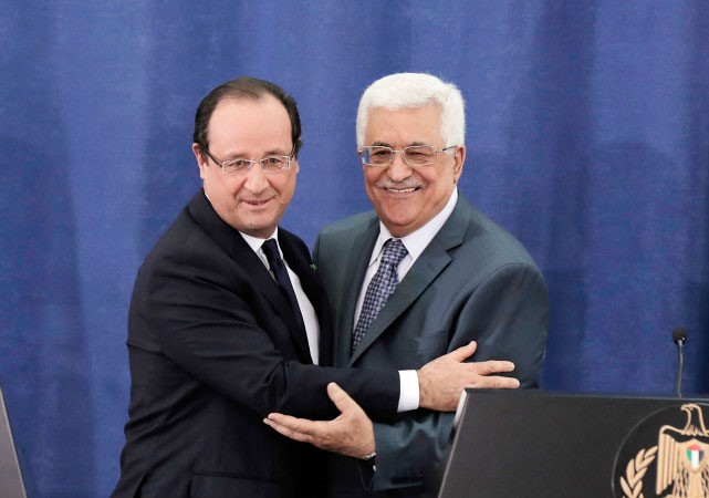 الرئيس الفلسطيني محمود عباس ونظيره الفرنسي فرانسوا هولاند قبيل المؤتمر الصحافي في رام الله امس رويترز