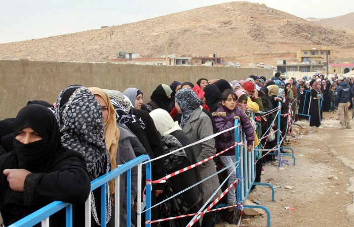 لاجئات سوريات ينتظرن دورهن للتسجيل بعد نزوحهن الى بلدة عرسال قادمات من القلمون ا ف پ
