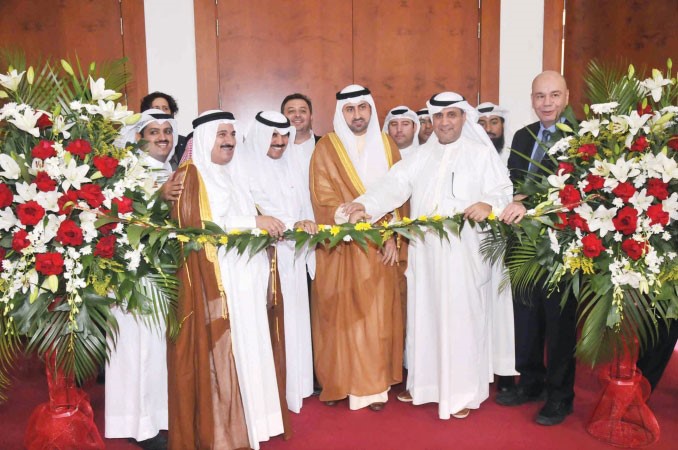 الشيخ نمر الصباح والشيخ مالك الصباح وعبدالرحمن النصار ووليد قدومي يقصون شريط افتتاح معرض العقار محمد خلوصي 