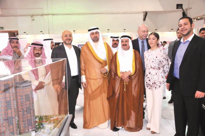 الشيخ نمر الصباح في جناح احدى الشركات المشاركة 