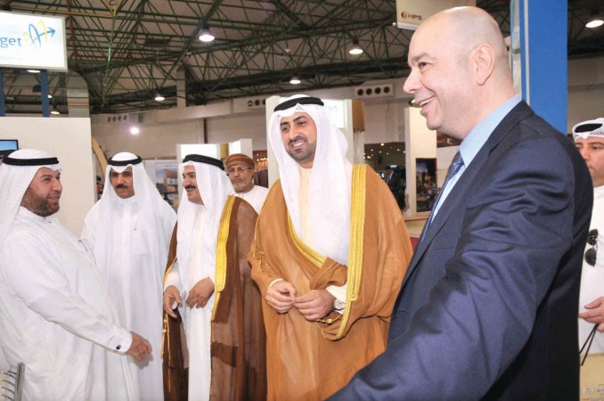 الشيخ نمر معجبا بعدد المشاركات المحلية والدولية 