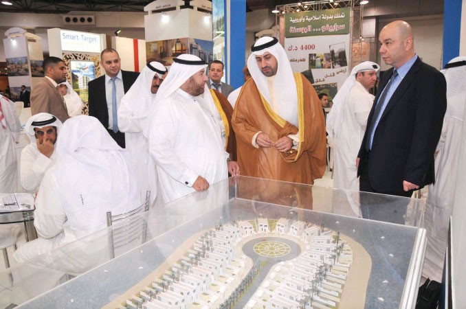 ويستعرض مجسما عقاريا في جناح احدى الشركات المشاركة 
