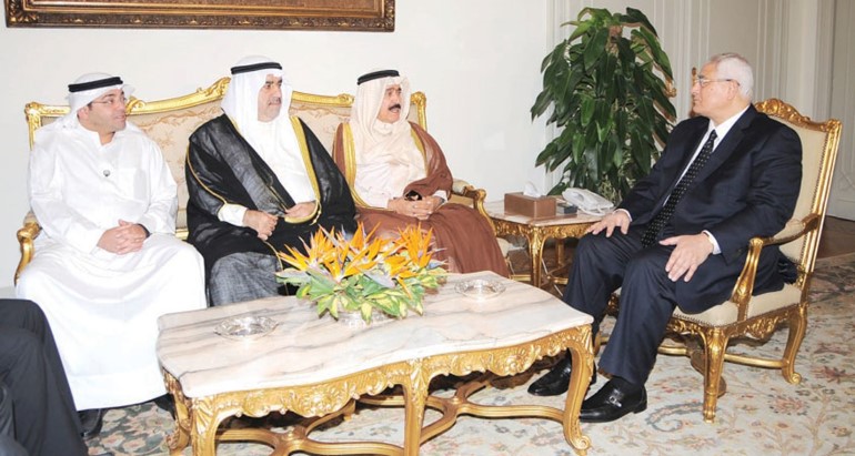 الرئيس المصري عدلي منصور مستقبلا الزميلين احمد الجارالله واحمد اسماعيل بهبهاني