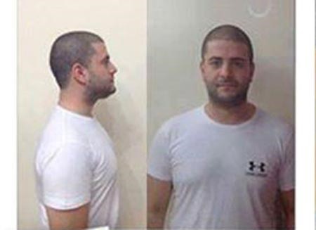 نشطاء يتداولون صورة لـ"نجل مرسى" بالملابس البيضاء تضامنا مع والده