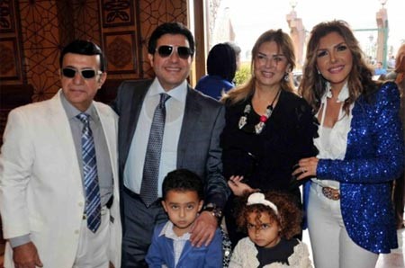 بالصور.."جدو" هاني شاكر مع حفيديه