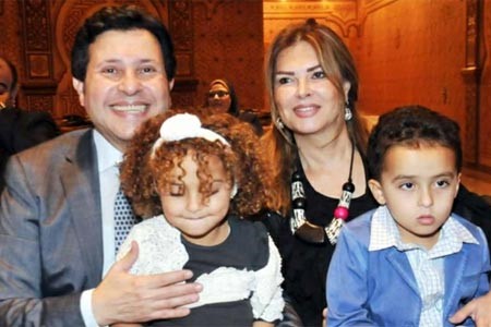 بالصور.."جدو" هاني شاكر مع حفيديه