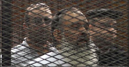 أول صور لـ "حازم أبو إسماعيل" داخل قفص الاتهام بـ"الجنايات"