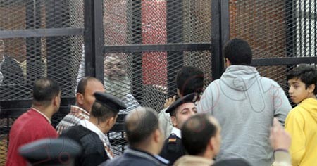 أول صور لـ "حازم أبو إسماعيل" داخل قفص الاتهام بـ"الجنايات"