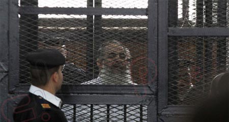 أول صور لـ "حازم أبو إسماعيل" داخل قفص الاتهام بـ"الجنايات"
