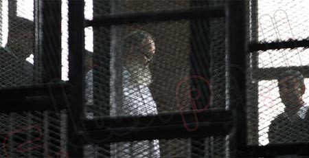 أول صور لـ "حازم أبو إسماعيل" داخل قفص الاتهام بـ"الجنايات"