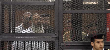 أول صور لـ "حازم أبو إسماعيل" داخل قفص الاتهام بـ"الجنايات"