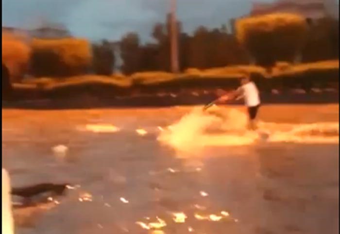 بالفيديو.. شاهد أطرف الرياضات المائية في شوارع الكويت !