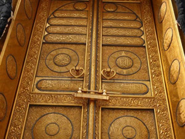 بالفيديو.. تسليم مفتاح الكعبة المشرفة لآل شيبة تنفيذا لوصية النبي محمد (ص)