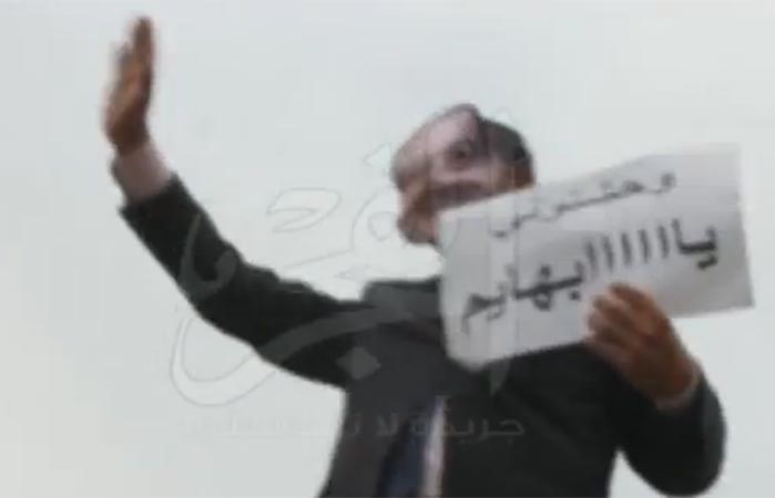 بالفيديو.. «مبارك» يعتلي النصب التذكاري ويلوح لأنصاره : وحشتوني يا «بهايم»