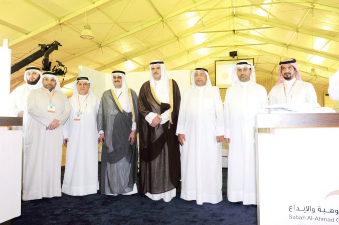 الشيخ سلمان الحمود مع دعمر البناي امام جناح مركز صباح الاحمد للموهبة والابداع﻿