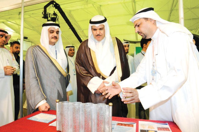ويطلع على احد الاختراعات﻿