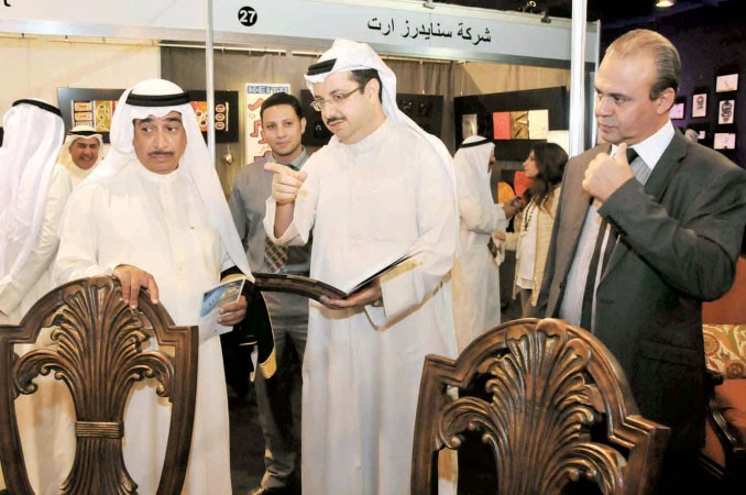 مالخرافي خلال جولة في المعرض	 محمد خلوصي﻿