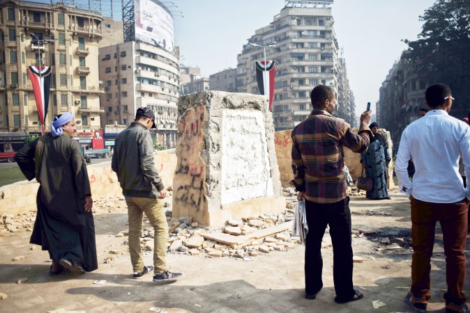 والنصب التذكاري بعد تحطيمه في ميدان التحرير افپ