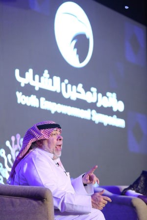 وزنياك باللباس الكويتي محاضرا في مؤتمر تمكين
