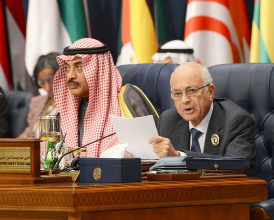 الشيخ صباح الخالد ونبيل العربي خلال مشاركتهما في القمة