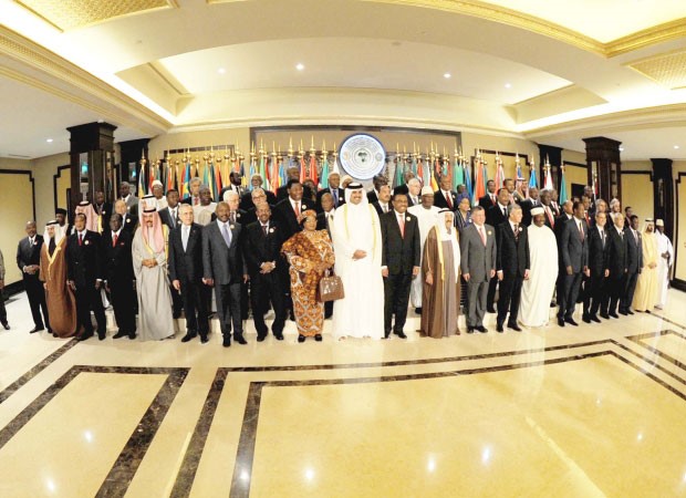 صاحب السمو الامير الشيخ صباح الاحمد وسمو ولي العهد الشيخ نواف الاحمد في صورة تذكارية مع القادة المشاركين في اعمال القمة هاني الشمري