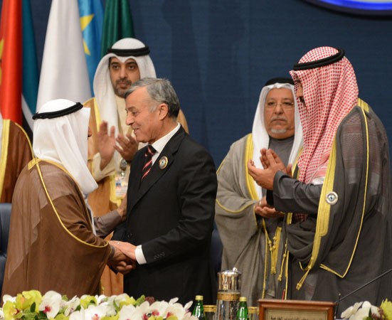 رئيس المؤتمر الوطني الليبي ورئيس القمة العربيةالافريقية الثانية نوري بوسهمين يسلم رئاسة القمة لصاحب السمو الامير	هاني الشمري﻿